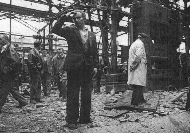 Zastava-Arbeiter vor der zerstrten Fabrik